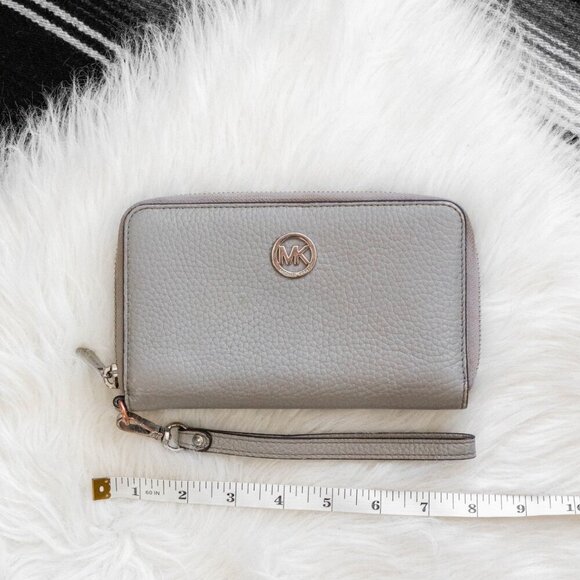 MICHAEL KORS GRAY PEBBLED LEATHER ZIP AROUND SILVER WALLET WRISTLET - Picture 5 of 12